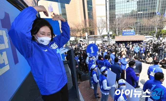 박영선 더불어민주당 서울시장 후보가 4.7재보궐선거 공식 선거운동 첫날인 25일 서울 구로구 구로디지털단지 지플러스타워 앞에서 열린 유세 출정식에서 하트를 그려 보이고 있다.