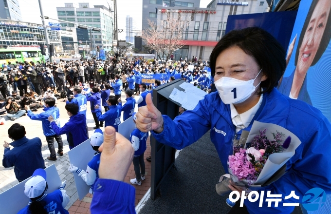 박영선 더불어민주당 서울시장 후보가 4.7재보궐선거 공식 선거운동 첫날인 25일 서울 구로구 구로디지털단지 지플러스타워 앞에서 열린 유세 출정식에서 유세 차량에 올라 엄지손가락을 보이고 있다.