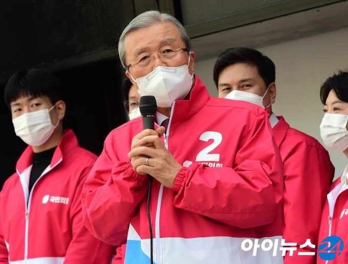 김종인 국민의힘 비상대책위원장이 25일 서울 중구 덕수궁 대한문 앞에서 열린 오세훈 국민의힘 서울시장 후보의 시청역 거점유세에서 지지 연설을 하고 있다. [국회사진취재단]