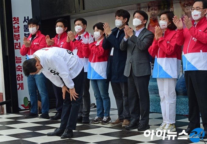 오세훈 국민의힘 서울시장 후보가 25일 서울 중구 덕수궁 대한문 앞에서 열린 시청역 거점유세에서 시민들을 향해 인사하고 있다. [국회사진취재단]