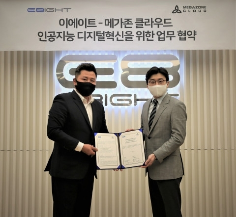 (왼쪽부터) 이에이트 김진현 대표, 메가존클라우드 이주완 대표가 협약식을 마치고 기념 촬영을 하고 있다 [사진=이에이트]