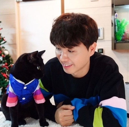 박수홍은 최근 유튜브 채널 '검은 고양이 다홍'을 통해 반려묘 다홍과 함께하는 일상을 공유하고 있다. [사진=박수홍 SNS]