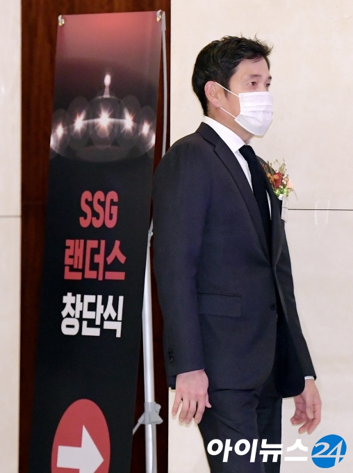 정용진 신세계그룹 부회장이자 SSG 랜더스 구단주가 30일 오후 서울 중구 웨스틴조선호텔에서 열린 SSG랜더스 창단식에 참석하고 있다.