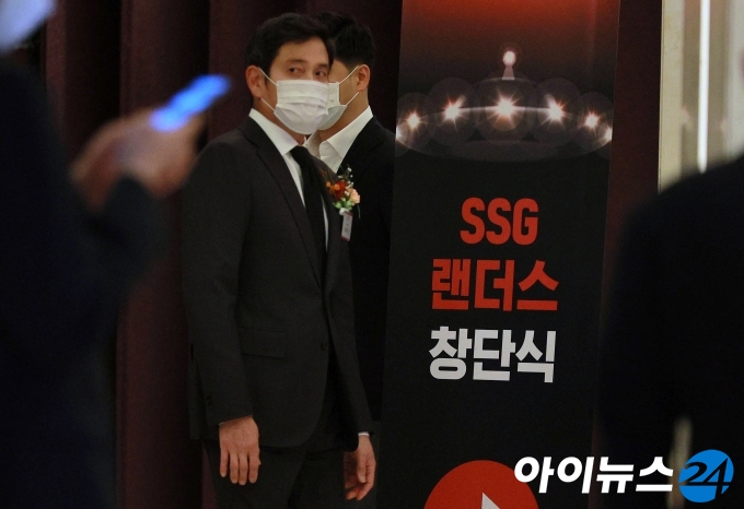 정용진 신세계그룹 부회장이자 SSG 랜더스 구단주가 30일 오후 서울 중구 웨스틴조선호텔에서 열린 SSG랜더스 창단식에 참석하고 있다.