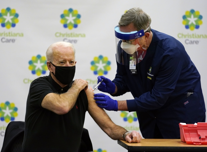 조 바이든 미국 대통령 당선인이 델라웨어주 뉴어크 자택 인근 크리스티아나 병원에서 코로나19 백신 2차 접종을 받고 있다. [사진=뉴시스]