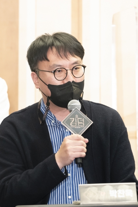 박찬욱 CP가 1일 Mnet '킹덤: 레전더리 워' 온라인 제작발표회에 참석했다. [사진=Mnet]