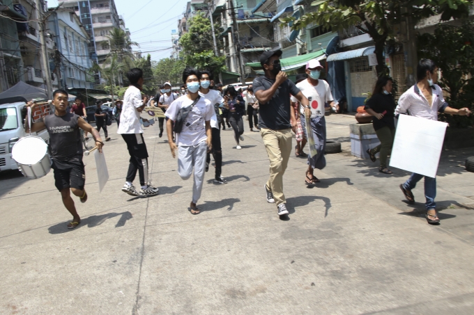 미얀마 반 쿠데타 시위대가 31일(현지시간) 미얀마 양곤에서 시위 도중 진압에 나선 미얀마군 병력을 피해 달아나고 있다. [사진=AP·뉴시스]