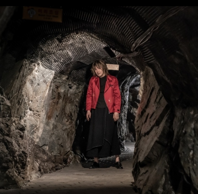 김장훈이 5일  광명동굴 예술의전당에서 랜선 콘서트 '화려강산 프로젝트'를 연다.  [사진=FX솔루션]