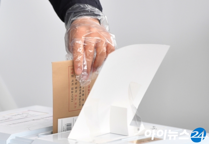 4.7 재보궐선거 사전투표 첫날인 2일 오후 서울 용산구 서울역에 설치된 남영동 사전투표소에서 시민들이 투표를 하고 있다.