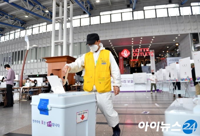 4.7 재보궐선거 사전투표 첫날인 2일 오후 서울 용산구 서울역에 설치된 남영동 사전투표소에서 시민들이 투표를 하고 있다.