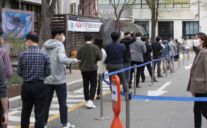 2일 오후 서울 종로구청에 차려진 종로1,2,3,4가동 사전투표소에서 유권자들이 사전투표를 하기 위해 줄을 서있다. [사진=뉴시스]