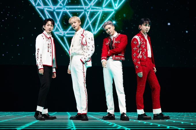 샤이니가 4일 온라인 콘서트 ‘Beyond LIVE - SHINee : SHINee WORLD’(비욘드 라이브 - 샤이니 : 샤이니 월드)' 공연을 진행하고 있다. [사진=SM엔터테인먼트 ]