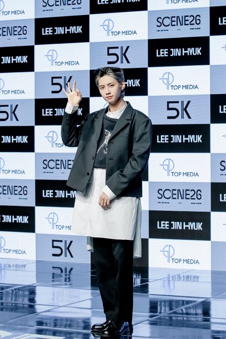 가수 이진혁이 5일 새 미니앨범 'SCENE26' 발매 기념 온라인 쇼케이스에서 포즈를 취하고 있다. [사진=티오피미디어]