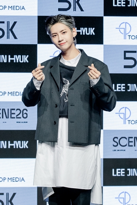 가수 이진혁이 5일 오후 온라인으로 진행된 미니 앨범 'SCENE26' 발매 쇼케이스에 참석해 포토타임을 갖고 있다. [사진=티오피미디어]