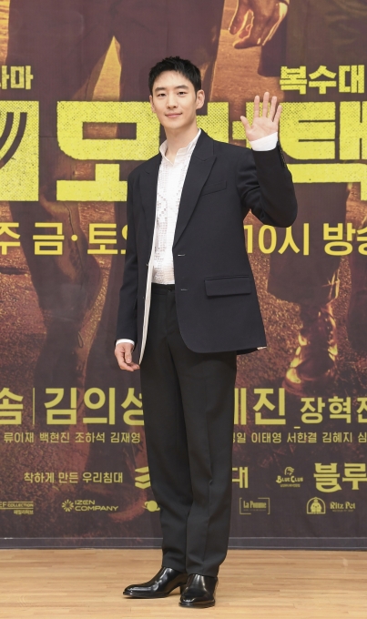 배우 이제훈이 6일 오후 온라인으로 진행된 SBS 새 금토드라마 '모범택시' 제작발표회에 참석해 포즈를 취하고 있다. [사진=SBS]