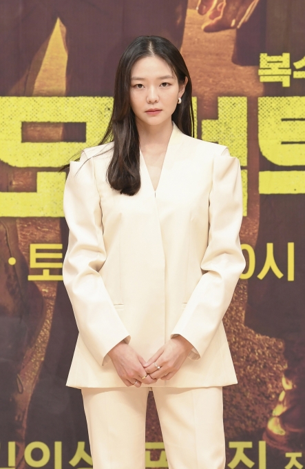 배우 이솜이 6일 오후 온라인으로 진행된 SBS 새 금토드라마 '모범택시' 제작발표회에 참석해 포즈를 취하고 있다. [사진=SBS]