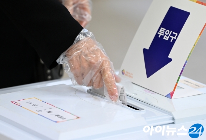 4.7 재보궐선거 투표일인 7일 오전 서울 강서구 양천초등학교에 마련된 가양1동 제1투표소에서 유권자들이 투표함에 투표용지를 넣고 있다.