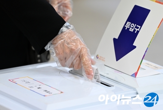 4.7 재보궐선거 투표일인 7일 오전 서울 강서구 양천초등학교에 마련된 가양1동 제1투표소에서 유권자들이 투표함에 투표용지를 넣고 있다. [사진=조성우기자]
