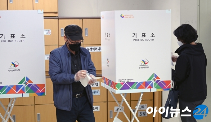 4.7 재보궐선거 투표일인 7일 오전 서울 강서구 양천초등학교에 마련된 가양1동 제1투표소에서 유권자들이 소중한 한 표를 행사하고 있다.