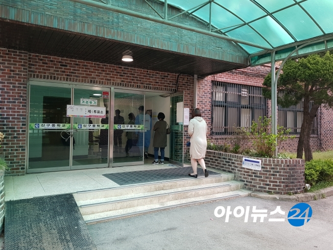 7일 오전 서울 강남구 압구정동 제4투표소가 마련된 서울 신구중학교에서 시민들이 투표를 하기 위해 투표소로 들어가고 있다. [사진=김보선 기자]