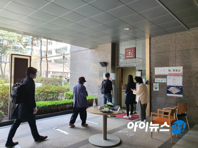 7일 오전 서울 종로구 사직동 제2투표소에서 시민들이 투표하기 위해 들어가고 있다.  [사진=박진영 기자]
