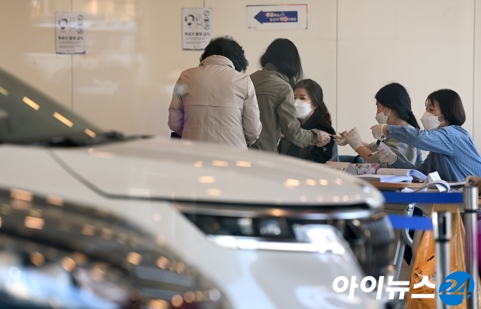 4.7 재보궐선거 투표일인 7일 서울 광진구 기아자동차 대공원대리점에 마련된 능동 제3투표소에서 유권자들이 투표를 하고 있다.