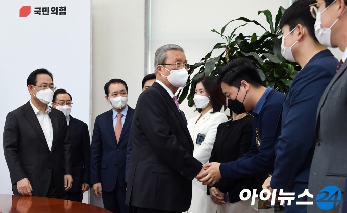 김종인 국민의힘 비대위원장이 8일 오전 국회에서 기자회견을 마친 후 주호영 원내대표 등 당직자들과 인사를 나누고 있다.