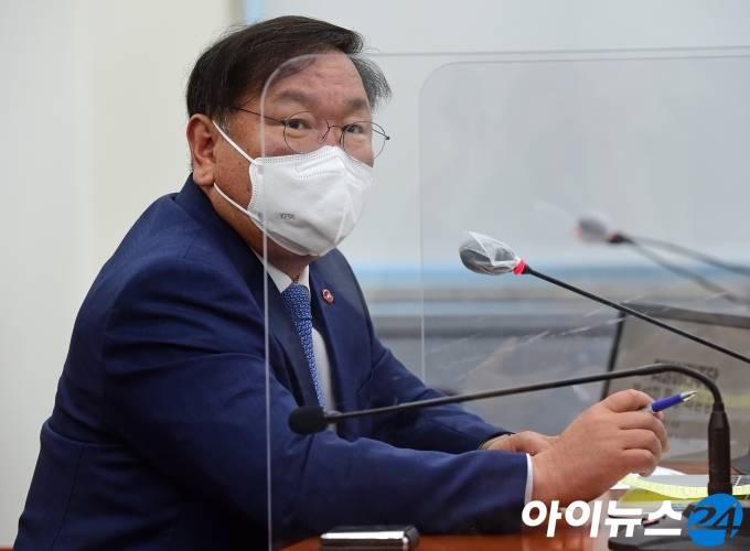 김태년 더불어민주당 대표 직무대행이 8일 국회에서 열린 화상 의원총회에서 자리하고 있다.