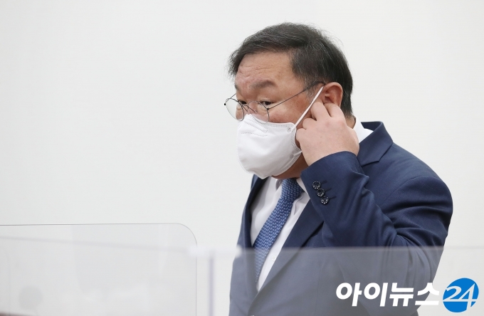 김태년 더불어민주당 대표 직무대행이 8일 오전 서울 여의도 국회에서 열린 화상 의원총회에 참석하고 있다.