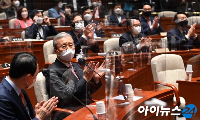 김종인 국민의힘 비상대책위원장이 8일 오전 서울 여의도 국회에서 열린 의원총회에서 4.7 재보궐선거 승리를 자축하는 박수를 치고 있다.