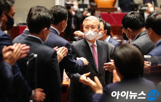 국민의힘 비대위원장 임기가 끝난 김종인 비대위원장이 8일 오전 서울 여의도 국회에서 열린 의원총회에 의원들의 박수를 받으며 퇴장하고 있다.