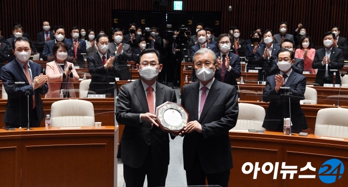 국민의힘 비대위원장 임기가 끝난 김종인 비대위원장이 8일 오전 서울 여의도 국회에서 열린 의원총회에 주호영 원내대표로부터 당원 일동 감사패를 받고 있다.