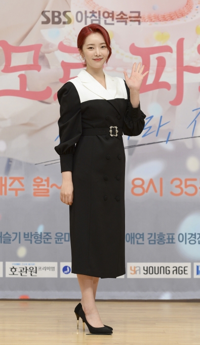 배우 배슬기가 8일 온라인으로 진행된 SBS 새 아침드라마 '아모르파티-사랑하라, 지금(이하 '아모르파티')' 제작발표회에 참석해 포즈를 취하고 있다. [사진=SBS]