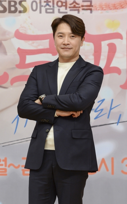 배우 안재모가 8일 온라인으로 진행된 SBS 새 아침드라마 '아모르파티-사랑하라, 지금(이하 '아모르파티')' 제작발표회에 참석해 포즈를 취하고 있다. [사진=SBS]