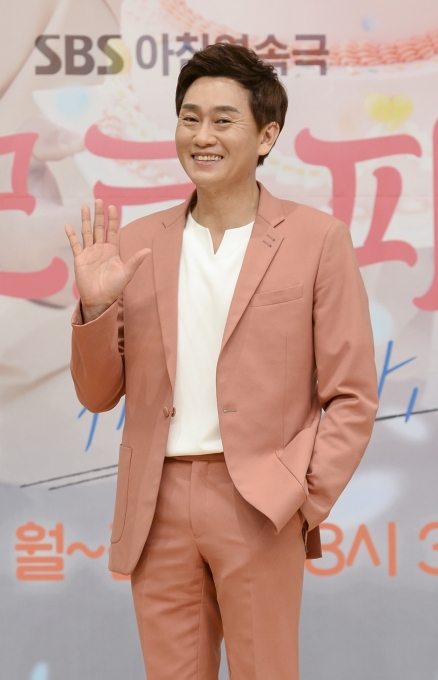 배우 박형준이 8일 온라인으로 진행된 SBS 새 아침드라마 '아모르파티-사랑하라, 지금(이하 '아모르파티')' 제작발표회에 참석해 포즈를 취하고 있다. [사진=SBS]