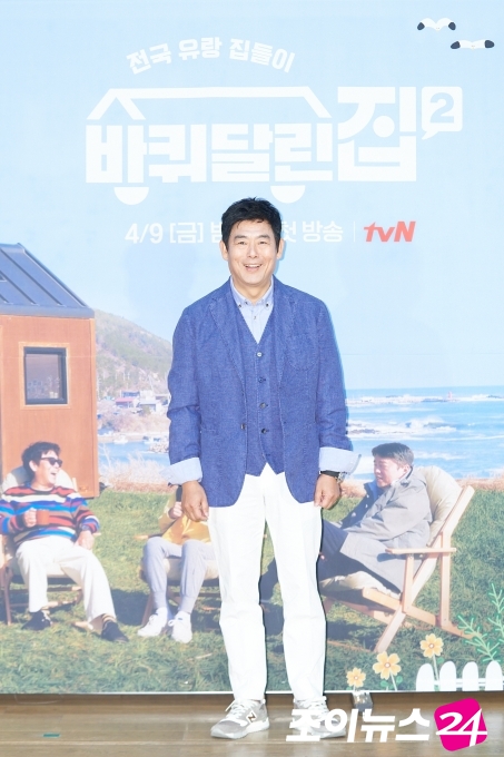 배우 성동일이 9일 오후 온라인 생중계로 진행된 tvN 예능프로그램 '바퀴 달린 집2' 제작발표회에서 포즈를 취하고 있다. [tvN]