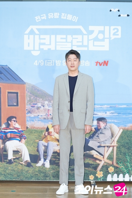 배우 김희원이 9일 오후 온라인 생중계로 진행된 tvN 예능프로그램 '바퀴 달린 집2' 제작발표회에서 포즈를 취하고 있다. [tvN]
