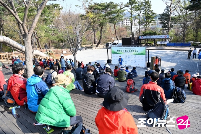 고품격 엔터테인먼트 경제지 조이뉴스24가 주최한 '2021 Spring 희망찾기 등산·트레킹 교실'이 10일 오전 서울 강북구 우이동 만남의 광장에서 열렸다. 박동석 조이뉴스24 사장이 개회사를 하고 있다.