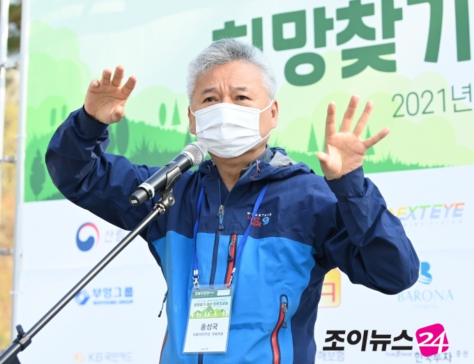 고품격 엔터테인먼트 경제지 조이뉴스24가 주최한 '2021 Spring 희망찾기 등산·트레킹 교실'이 10일 오전 서울 강북구 우이동 만남의 광장에서 열렸다. 홍성국 더불어민주당 의원이 참석해 '북한산 지명이야기'를 주제로 특강을 하고 있다.