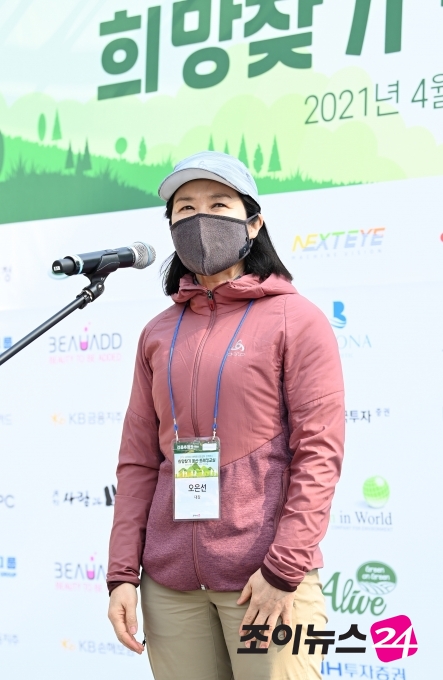 고품격 엔터테인먼트 경제지 조이뉴스24가 주최한 '2021 Spring 희망찾기 등산·트레킹 교실'이 10일 오전 서울 강북구 우이동 만남의 광장에서 열렸다. 산악인 오은선 대장이 '코로나19시대의 등산'을 주제로 강연 하고 있다.