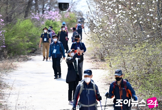 고품격 엔터테인먼트 경제지 조이뉴스24가 주최한 '2021 SPRING 산악인 오은선과 함께하는 희망찾기 등산·트레킹 교실'이 10일 오전 서울 강북구 우이동 만남의 광장에서 열렸다. 참가자들이 우이령길을 걸으며 봄을 만끽하고 있다.