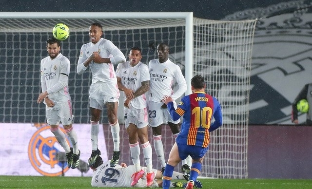 FC바르셀로나 메시가 11일(한국시간) 열린 레알 마드리드와 원정 경기 도중 프리킥을 시도하고 있다.  [사진=뉴시스]