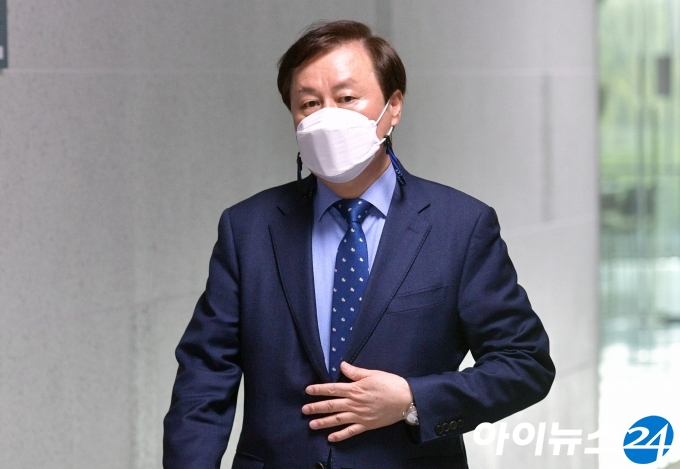 도종환 더불어민주당 비상대책위원장이 13일 오전 서울 여의도 국회에서 열린 민주당 3선 의원 모임에 참석하고 있다.