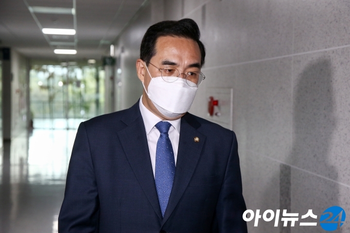 박홍근 더불어민주당 의원이 13일 오전 서울 여의도 국회에서 열린 민주당 3선 의원 모임에 참석하고 있다.