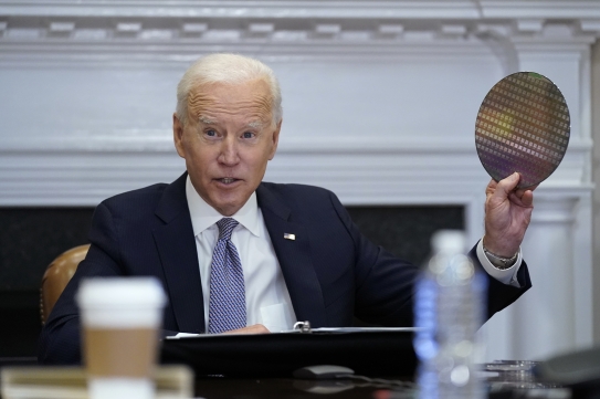 조 바이든 대통령이 12일(현지시간) 열린  반도체 화상회의에서 웨이퍼를 들고 반도체 산업 중요성을 강조하는 모습.  [AP/뉴시스]