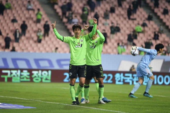 전북 현대 이승기는 지난 11일 열린 인천과 홈 경기에서 2골 1도움을 기록하며 소속팀이 5-0으로 승리하는데 일등 공신이 됐다. 이승기는 '하나원큐 K리그1 2021' 9라운드 MVP로 선정됐다.  [사진=한국프로축구연맹]