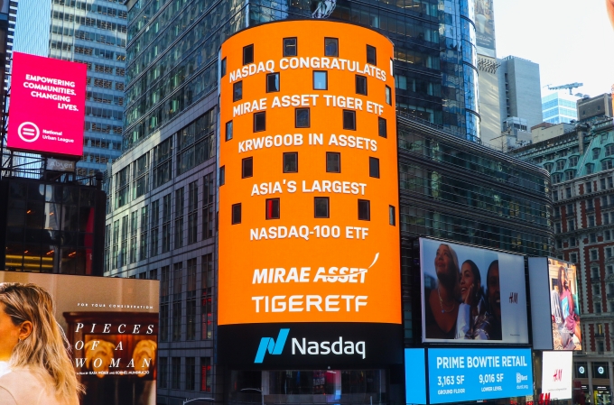 지난 1월 미국 뉴욕 타임스퀘어 나스닥 마켓사이트(NASDAQ MarketSite)에 표시된 'TIGER 미국나스닥100 ETF' 순자산 6천억원 돌파 축하 메시지 [사진=미래에셋자산운용]