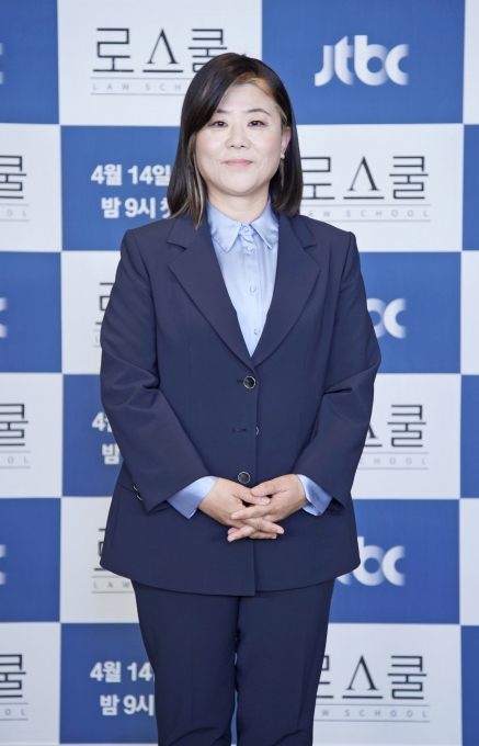 배우 이정은이 14일 온라인으로 진행된 JTBC 드라마 '로스쿨' 제작발표회에 참석해 포즈를 취하고 있다. [사진=JTBC]