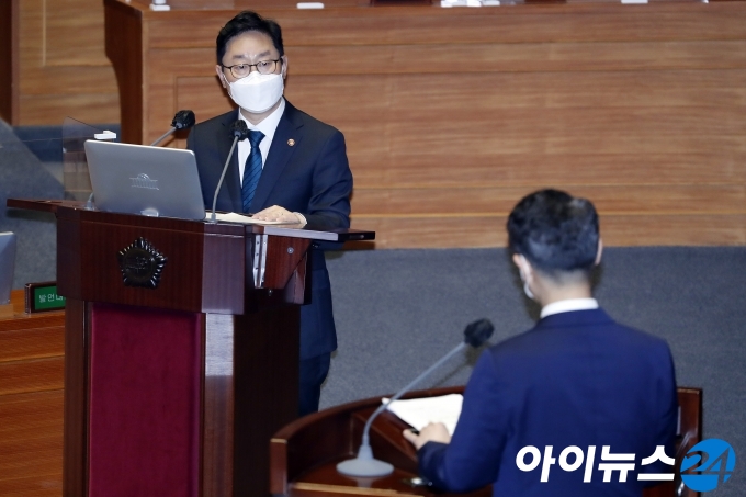 박범계 법무부 장관이 19일 오후 서울 여의도 국회에서 열린정치·외교·통일·안보 대한 대정부질문에서 의원의 질의에 답하고 있다.