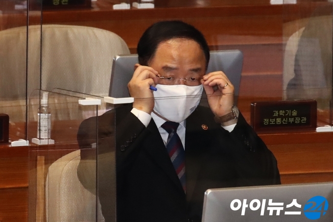 홍남기 국무총리 직무대행이 19일 서울 여의도 국회에서 열린 정치·외교·통일·안보 분야 대정부질문에 출석해 안경을 고쳐쓰고 있다.